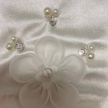 Load image into Gallery viewer, Girls Holy communion ivory gloves with flower,Pearl and bead embellishment
