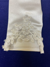 Load image into Gallery viewer, Girls First Holy Communion Gloves - 752
