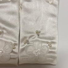 Load image into Gallery viewer, Girls Holy communion ivory gloves with flower,Pearl and bead embellishment
